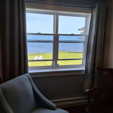 Seawind Landing Country Inn Larry's River Room photo